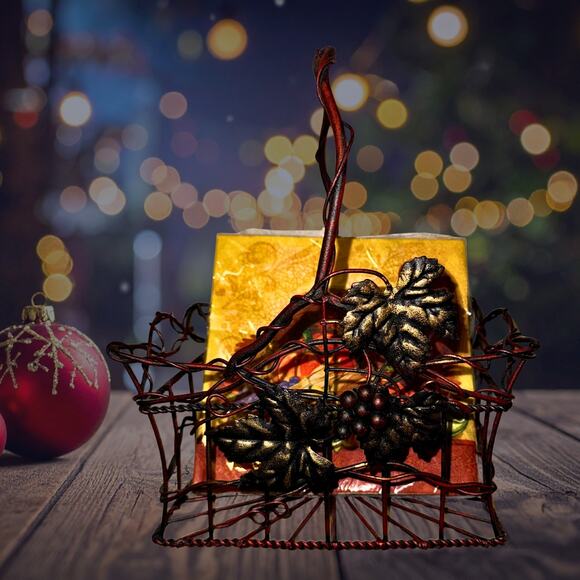 Vintage Metal Wire Grape Basket – Tuscan Kitchen Storage - Picture 1 of 6